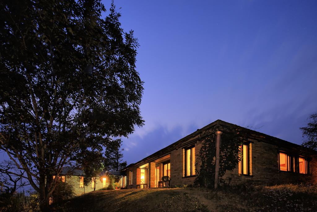 Tiger Mountain Pokhara Lodge Exteriör bild